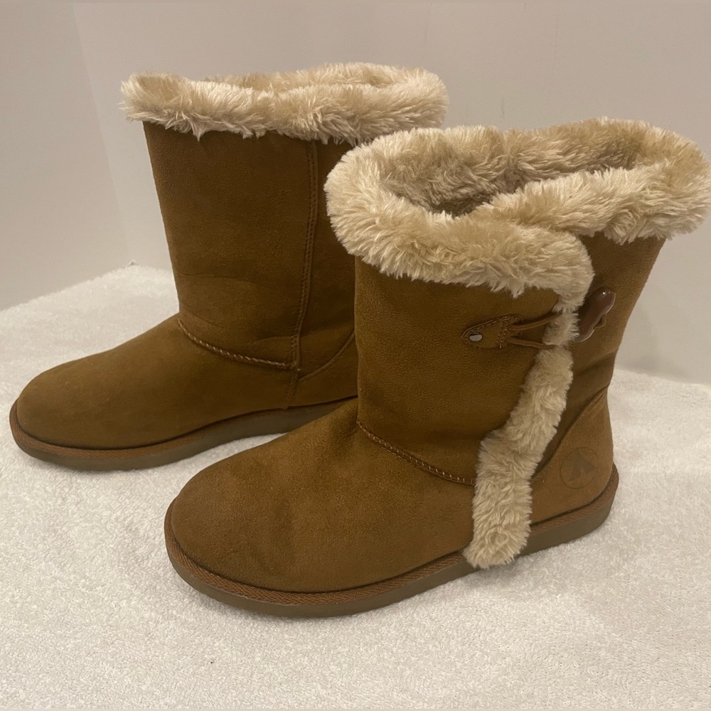 Woman’s AirWalk Fur lined Suede winter boots. Sz 7.5